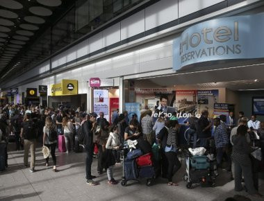 Ξεκινούν και πάλι οι πτήσεις της British Airways - Πολλά τα προβλήματα από την κατάρρευση του συστήματος (φωτό)